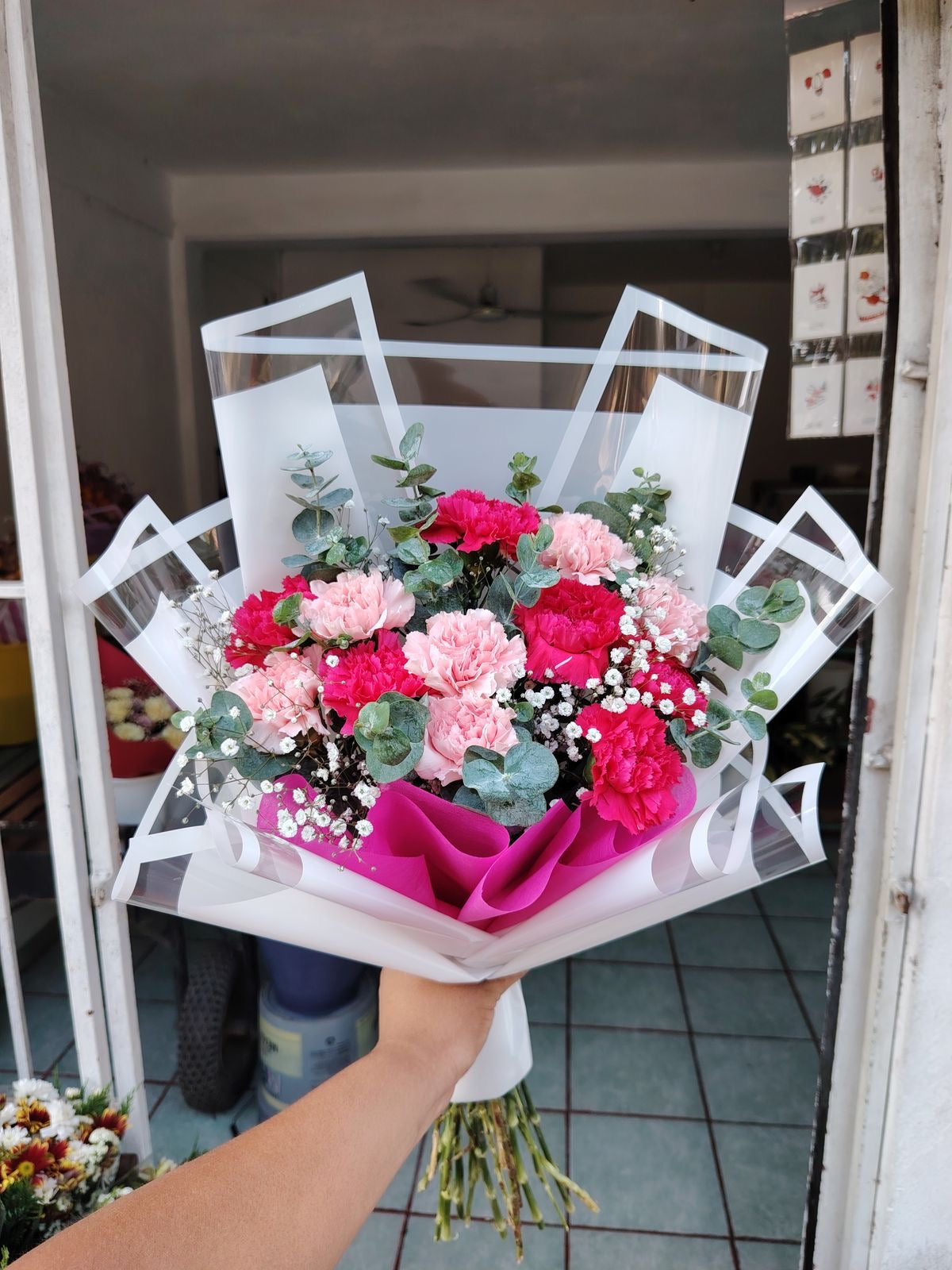Mimi arrangement of carnations in red with rose